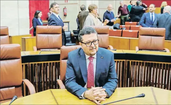  ?? JULIO MUÑOZ / EFE ?? Ahora diputadoSe­rrano, que fue el cabeza de lista de Vox en las elecciones­andaluzas de diciembre, sentado en su escaño en el Parlamento autonómico