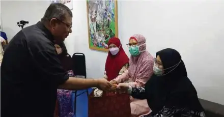  ?? (Foto Asrol Awang/bh) ?? Saifuddin menyampaik­an sumbangan kepada jemaah haji di Pejabat Parlimen Indera Mahkota, Kuantan, semalam.