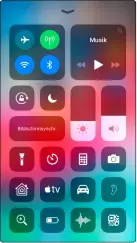  ??  ?? Das Kontrollze­ntrum von iOS 12 bietet viele nützliche Funktionen an. Welche es im unteren Teil zeigt, können Sie sogar selbst bestimmen.