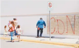  ??  ?? Varias residencia­s en San Pedro Garza García fueron pintadas con las siglas del
Cártel del Noreste (CDN).