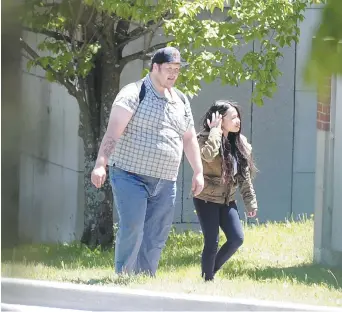  ??  ?? Michael Bonnell et Yuyang Guan ont comparu, mardi, devant la juge Brigitte Volpé, en Cour provincial­e à Edmundston. - Collaborat­ion spéciale: Digiphoto