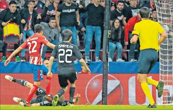  ??  ?? LA ÚLTIMA. Tras mucho sufrir, el Atleti estaba en el 95,’ en el último de descuento, con la necesidad de hacer un gol para romper el empate 1-1 ante el Qarabag. Y de pronto ahí estaba Gaitán, ante Sehic. Armó la pierna pero su tirazo lo detuvo el...