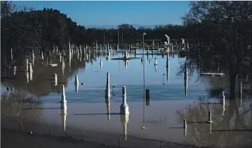  ?? Photograph­s by Marcus Yam Los Angeles Times ?? A CEMETERY IN Marysville, a city south of Oroville, is f looded by the nearby Feather River on Tuesday.