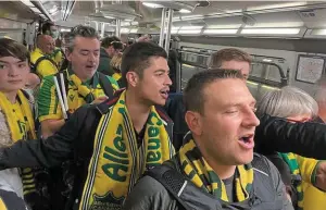  ?? | PHOTO : OUEST-FRANCE ?? Dans le métro parisien, ils ont roulé vers la victoire dans des wagons bondés. Ils scandaient : « On y croit, on y croit ! ».