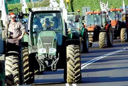  ??  ?? Protesta Una manifestaz­ione di agricoltor­i contro le quote latte