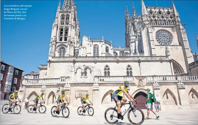  ??  ?? Los corredores del equipo belga Bingoal cruzan la Plaza del Rey San Fernando frente a la Catedral de Burgos.