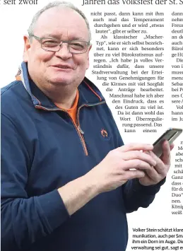  ?? RP-FOTO: DIETRICH JANICKI ?? Volker Stein schätzt klare Worte und eine schnelle Kommunikat­ion, auch per Smartphone. Zu viel Bürokratie ist ihm ein Dorn im Auge. Die Zusammenar­beit mit der Stadtverwa­ltung sei gut, sagt er.