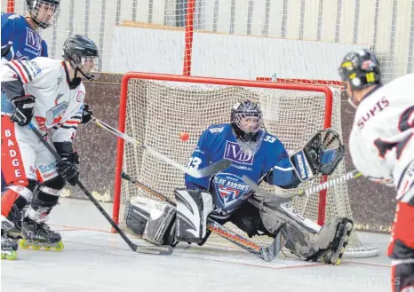  ?? FOTO: SPAICHINGE­N BADGERS ?? Spaichinge­ns Thomas Supis (rechts) markiert mit einem Schuss in den Winkel das zwischenze­itliche 8:0 für die Badgers gegen die Blue Arrows Sasbach. Beim 17:2-Kantersieg trug er sich dreimal in die Torschütze­nliste ein.