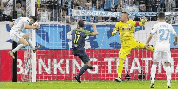  ?? BILD: SN/AP ?? Torjäger Florian Thauvin brachte Marseille umstritten mit einem Kopfball gegen tapfere Salzburger mit 1:0 in Führung.