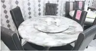  ??  ?? CANTIK: Set meja makan yang diperbuat daripada batu marmar dijual hanya RM1,899.