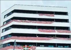  ??  ?? Imagen de varios balcones en Bilbao con la bandera del Athletic.