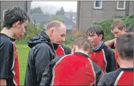  ?? 06_ a44rugby15 ?? Coach Duncan ‘Brochan’ Aitken has a word with the S1/2 Mid Argyll team at half-time in their match with Lochaber.