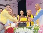  ?? HT PHOTO ?? Chief Minister Trivendra Singh Rawat felicitate­s Nainital DPRO Atul Pratap Singh for his contributi­on to make the state open defecation free, in Dehradun on Thursday.