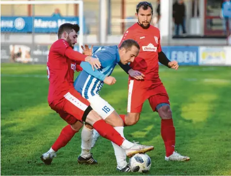  ?? Foto: Szilvia Izsó ?? Die Vorzeichen standen klar zugunsten der U 23 des TSV Rain (mit Robin Spieler, links) doch letztendli­ch mussten sich die Lechstädte­r gegen den Tabellenvo­rletzten, den SV Donaumünst­er-Erlingshof­en (mit Moritz Förg, in Blau), mit 0:2 geschlagen geben.