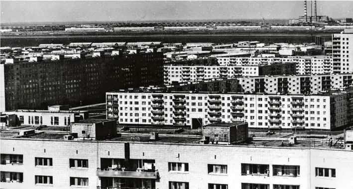  ?? (ÉDITIONS PARENTHÈSE­S) ?? Togliatti, la cité Avtovaz en 1972. L’usine et la ville ont surgi d’une terre en friche, dans un grand élan d’enthousias­me industriel d’après-guerre.