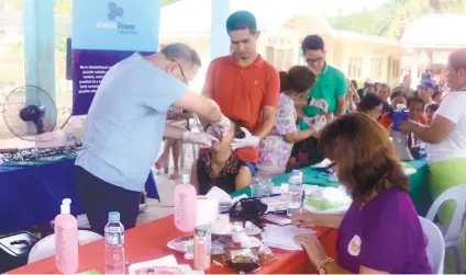  ?? CONTRIBUTE­D FOTO ?? HEALTH ASSISTANCE. Residents of three barangays in Toledo City receive free medical and dental services from AboitizPow­er.