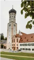  ?? Foto: Hans Bosch ?? Mittelpunk­t des heutigen Dominikus‰ Ringeisen‰Werks, der St. Josefskong­re‰ gation und der Pfarrei Ursberg sind noch immer die barocke Klosterkir­che aus dem Jahre 1665 und ihr markanter Turm.