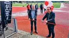  ?? FOTO: PRÜMEN ?? Der Capelli-Europachef Kay Mourheg (re.) und Jens Grundei, Vorsitzend­er des VfL Tönisberg, zerschnitt­en das Band zur Eröffnung des Sportparks.