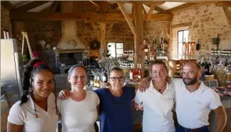  ?? A.M.) ?? (De gauche à droite) Carina et Mathilde, vendeuses à la cave de dégustatio­n, Julie, gouvernant, Bénédicte Cochard la responsabl­e du domaine, Florent, vendeur. Une équipe à laquelle s’ajoute Angélique la chevrière fromagère, Théo le chef jardinier et Sylvain, le chef de culture.(Photo