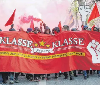  ?? FOTO: DPA ?? Linke und militante Gruppen, wie diese Teilnehmer der Revolution­ären 1. Mai-Demonstrat­ion in Hamburg im vergangene­n Jahr, bereiten sich auf den kommenden G20-Gipfel vor.