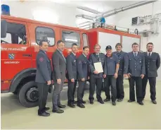  ?? FOTO: GEMEINDE GRIESINGEN ?? Griesingen­s Bürgermeis­ter Oliver Klumpp (2. v. links) sprach seinen Feuerwehrl­euten den Dank der Gemeinde für ihr wichtiges Engagement aus und lobte ihren Einsatz.