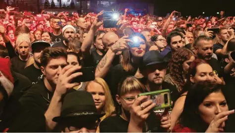  ?? Foto: Matthias Becker ?? Wann werden sich die Fans wieder in den Hallen drängen wie hier bei der „Freiwild“‰Tournee im Dezember 2019 in der BigBox Allgäu in Kempten? Die Kulturvera­nstalter be‰ finden sich derzeit total im Blindflug.