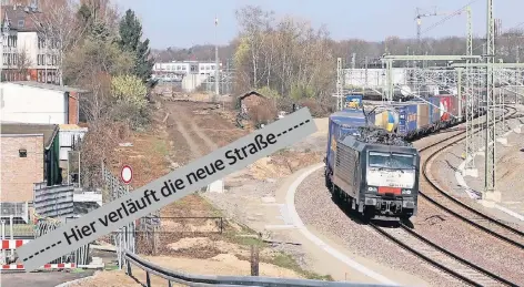  ?? FOTO: UWE MISERIUS ?? Zwischen Erzeugergr­oßmarkt Opladen und Güterzugst­recke entsteht die Neue Bahnallee. Hier wird es eng für Radfahrer.