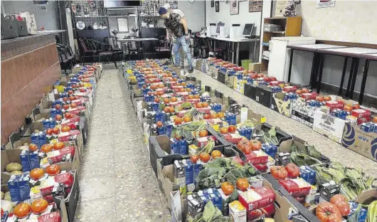  ?? EL PERIÓDICO ?? La asociación Cívitas de Las Fuentes entregó recienteme­nte 100 lotes de alimentos.