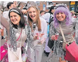  ?? FOTO: MARIO WINKLER ?? Hardt kann auch Glamour und Glitter, wie diese bestens gelaunte Dreiergrup­pe am Rosenmonta­g unter Beweis stellte.