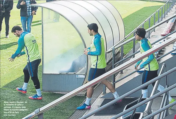  ?? FOTO: PERE PUNTÍ ?? Messi, Suárez y Neymar, en el momento de saltar a entrenar. El tridente debe liderar la reacción azulgrana tras el KO de París