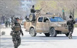  ?? REUTERS ?? ■ Afghan security forces at the site of the suicide attack in Kabul on Wednesday.