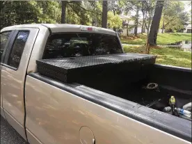  ?? FLORIDA DEPARTMENT OF AGRICULTUR­E / VIA ASSOCIATED PRESS ?? This pickup is fitted with a large tank that was used to siphon gas from fueling stations using stolen credit cards. California, Florida and Texas are the three states with the highest number of fuel-theft crimes.