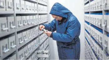  ?? FOTO: BEN STANSALL/AFP ?? Im südenglisc­hen Wakehurst bewahrt die Millennium Seed Bank (MSB) in einem bomben- und strahlungs­icheren Bunker 40.000 Arten wilder Pflanzen auf.