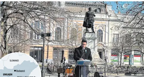  ?? ?? Márki-Zay vor dem Rathaus am Kossuth-Platz, seit 2018 ist er Stadtchef in der Ex-Fidesz-Hochburg