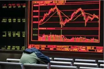  ??  ?? VENTAS DE PÁNICO. Las noticias sobre la guerra comercial atemorizar­on a los inversioni­stas de Shanghai y Shenzhen, y repercutió en EU.