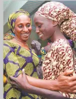  ??  ?? 奈及利亞副總統夫人奧­辛巴喬(左)與獲釋的女學生相擁。(歐新社)編譯中心 綜合 日電