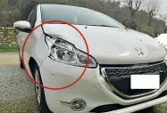  ??  ?? L’auto del pirata della strada dopo l’impatto con la donna