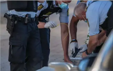  ?? FOTO: KENNETH MEYER. ?? Politiet fandt en skarpladt pistol, som her blev sikret. De formoder, der er tale om gerningsvå­bnet i Albertslun­d.