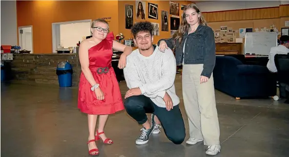  ?? HELEN NICKISSON/STUFF ?? Sheldon Rua (centre) will present ‘Mindfulnes­s Through Dance’ workshops at the Marlboroug­h Youth Trust’s Expression Sessions. Taylah Rasmussen, left, and Amy Bain said they had benefited greatly from attending previous sessions.
