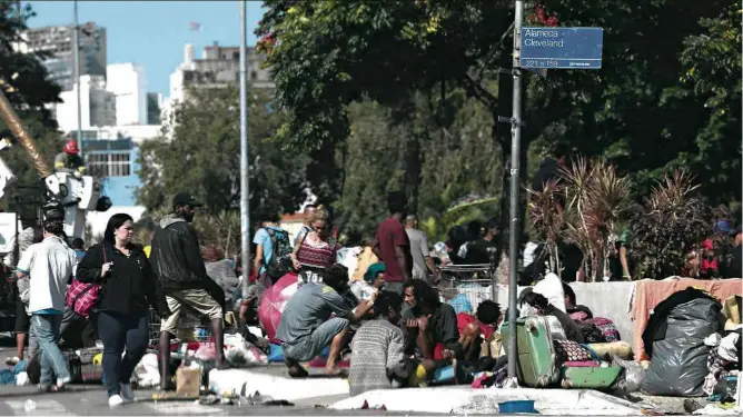  ??  ?? Dependente­s se concentram na esquina da al. Cleveland com a r. Helvétia, no centro de SP, em frente à estação Júlio Prestes e perto do local da feira de drogas esvaziada em 21 de maio