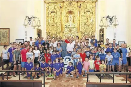  ??  ?? Ofrenda floral a la Virgen de los Remedios por parte del Villafranc­a Cf. CASAVI