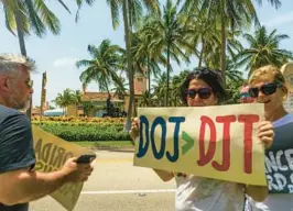  ?? MARTINEZ/THE NEW YORK TIMES SAUL ?? People protest Tuesday at former President Trump’s Mar-a-Lago in Palm Beach.