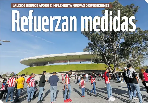  ?? ?? El domingo, los seguidores del Guadalajar­a se comportaro­n a la altura al respetar los retenes sanitarios antes de ingresar al Akron.