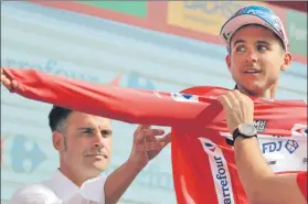  ?? FOTO: EFE ?? Rudy Molard, enfundándo­se el maillot rojo como nuevo líder de la Vuelta a España