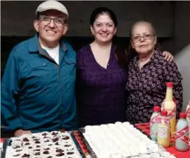  ??  ?? Randall, su hermana Elena y su mamá, María Elena, se lucieron con postres.