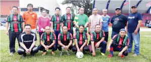  ??  ?? PASUKAN Badan Dakwah Papar FC merakamkan gambar bersama Fauzi. Kelihatan Koboi (berdiri kanan).