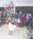  ?? REUTERS ?? A child hits a pinata during a holiday celebratio­n in Tijuana.