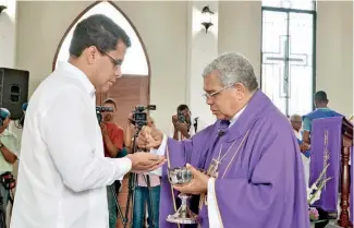  ?? DANNY POLANCO ?? Monseñor Francisco Ozoria y David Collado durante la celebració­n.