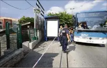  ?? (Photo Patrice Lapoirie) ?? Après le tir, des passants ont immédiatem­ent alerté la police.