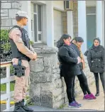  ??  ?? ANGUSTIA. En Mar del Plata, los familiares de lo nueve tripulante­s del buque pesquero, a la espera de noticias de sus seres queridos. Habían zarpado el martes pasado.